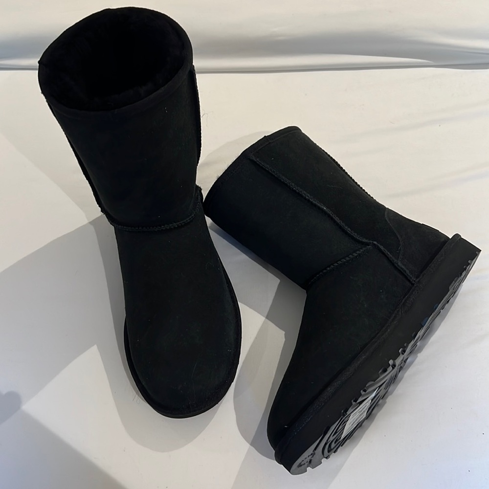 BLACK UGGS BOOTS SHORT II size 9
